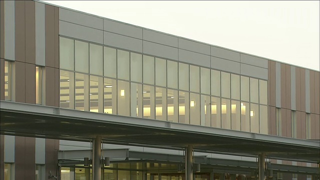 大厅的灯光照亮茨城市机场的内部，外部汉字标识机场在开放的一天。视频素材