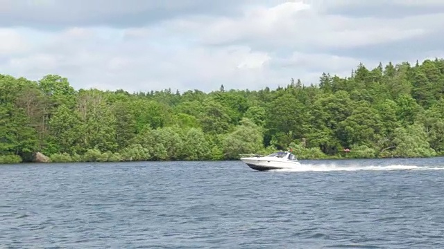 在瑞典斯德哥尔摩附近的斯堪的纳维亚水域行驶的快艇视频素材