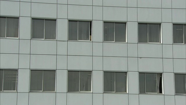 位于大阪的国家大脑和心血管中心的立面上排列着窗户。视频素材