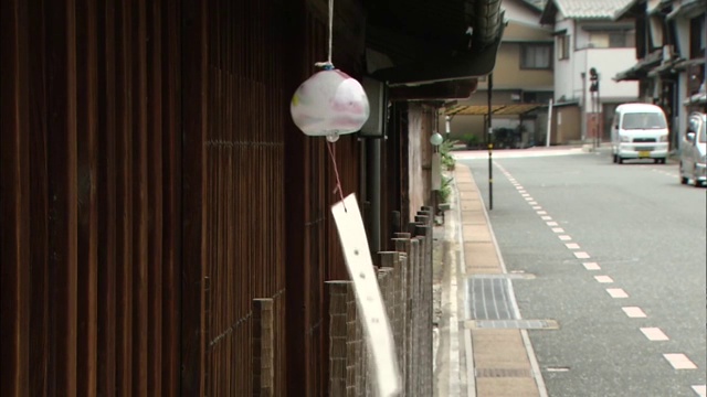 日本美野一所老房子的屋檐上挂着一阵微风，风铃沙沙作响。视频下载