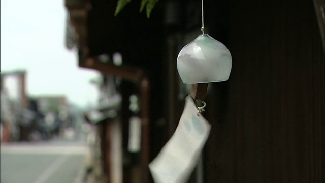 日本美野，微风吹拂着挂在屋檐上的传统风铃。视频下载