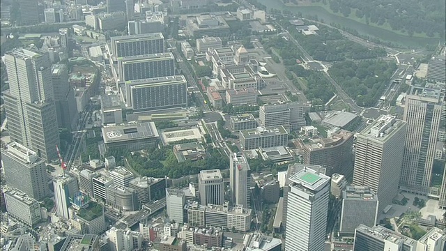 东京市中心内阁办公大楼附近的高速公路交通繁忙。视频下载