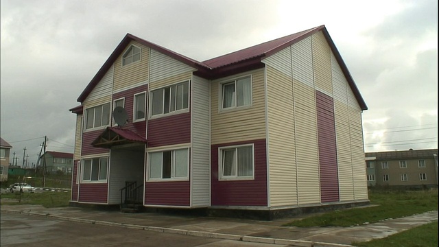 独栋住宅和公寓楼位于国志岛的山坡上。视频下载