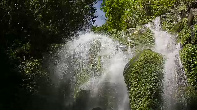 美丽的热带瀑布视频下载