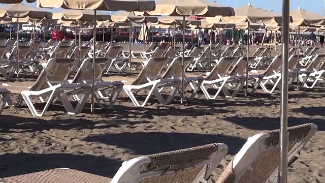 沙滩上的躺椅视频素材