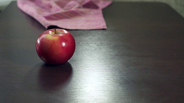 红苹果放在木桌上。素食。用手把新鲜的苹果放在桌上视频下载