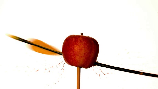 箭穿过红色的苹果在白色的背景视频下载