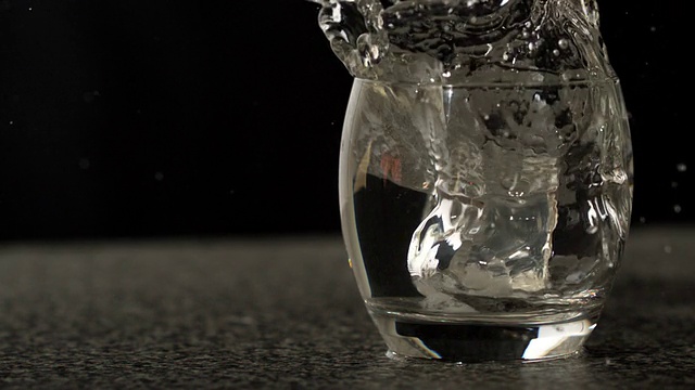 冰块掉进一杯水里视频素材