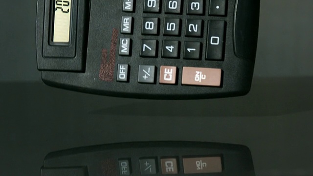 计算器落在黑色背景上视频素材