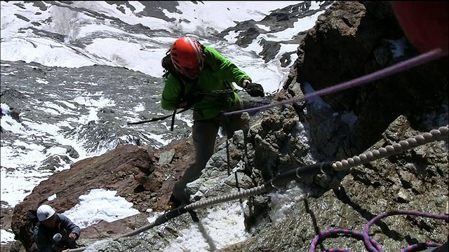 正在攀登马特洪峰岩石地带的登山者发出的欢呼声视频素材