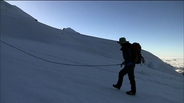导游和登山者们走在克莱因马特洪峰的雪地上视频素材
