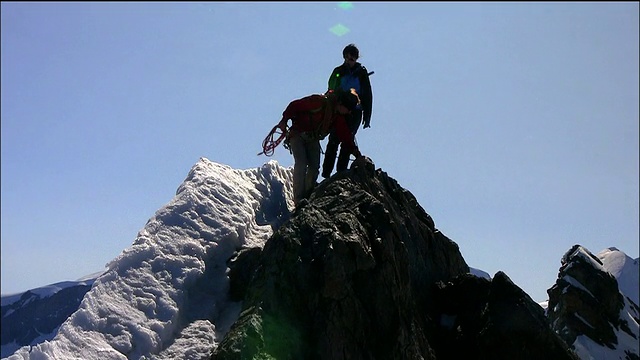 导游和登山者正沿着布赖顿山脊往下走视频素材