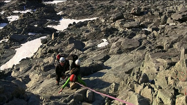 登山者爬上马特洪峰的岩石地带视频素材