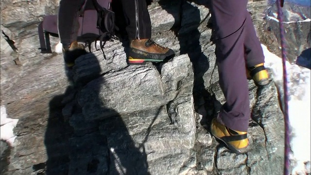 向导的脚在马特洪峰视频素材