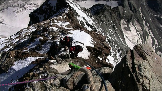 前面的向导叫登山者们爬上马特洪峰的垂直墙视频素材