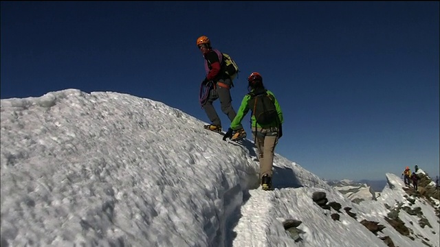 向导和攀登者走在马特洪峰山脊线之上视频素材