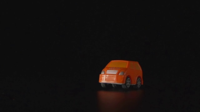 慢:一辆玩具车在开车视频素材