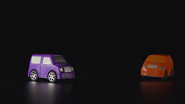 慢:两辆玩具车开视频素材