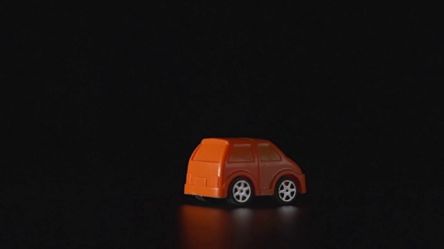 慢:两辆玩具车漂移视频素材