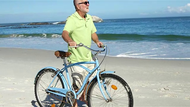 骑自行车的老人视频素材