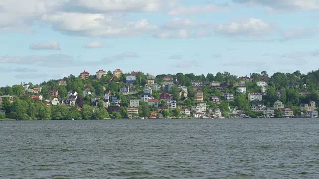 从船上看瑞典小村庄，靠近瑞典斯德哥尔摩视频素材