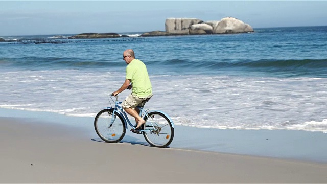 骑自行车的老人视频素材