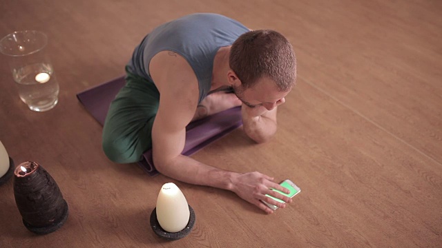 男人练瑜伽时用手机视频素材