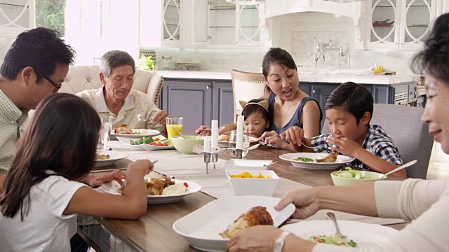 在R3D上拍摄在家用餐的大家庭视频下载