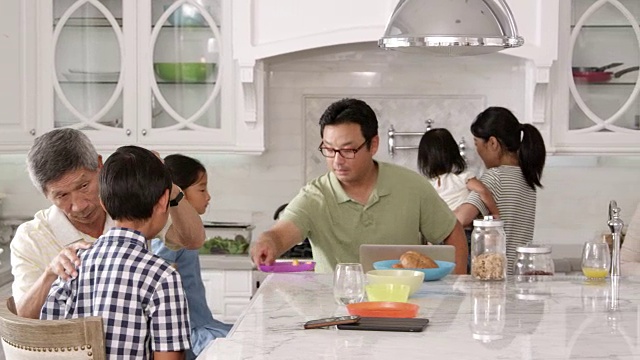 在R3D上拍摄在家吃早餐的大家庭视频素材