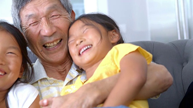 爷爷和孙女们大笑的慢动作镜头视频素材