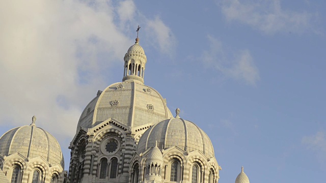 一个阴天，法国马赛的梅杰大教堂钟楼视频下载