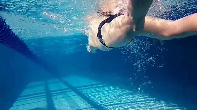 人游泳的水下视图视频下载