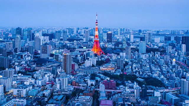 东京塔上日落的4K时间间隔/日本东京视频素材