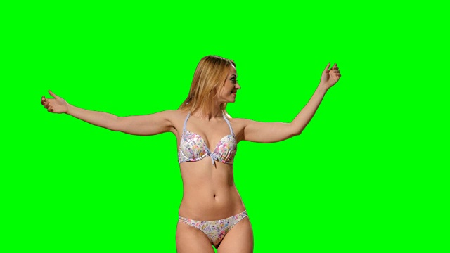 金发女郎在泳装中摆姿势(alpha频道)视频素材