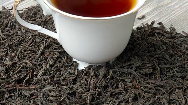 白色的一杯热红茶，近距离视频下载