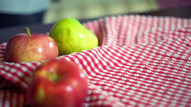厨房桌上的传统美国苹果派。特写镜头。秋天的甜点视频下载