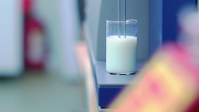 牛奶的分析。在实验室设备上分析牛奶样品。现代化设备视频素材
