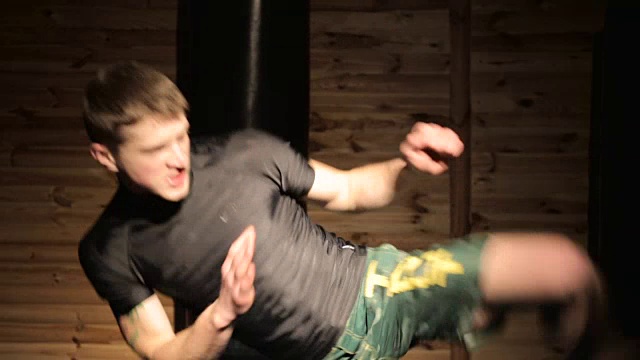 太极拳——一个年轻人正在综合格斗馆里训练视频下载