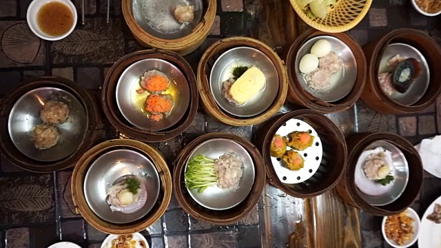 吃蒸点心，俯视各种中国传统美食视频素材