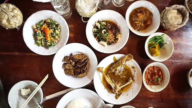 从手食的角度看各种传统泰国菜。糯米，咖喱和糊POV视频素材