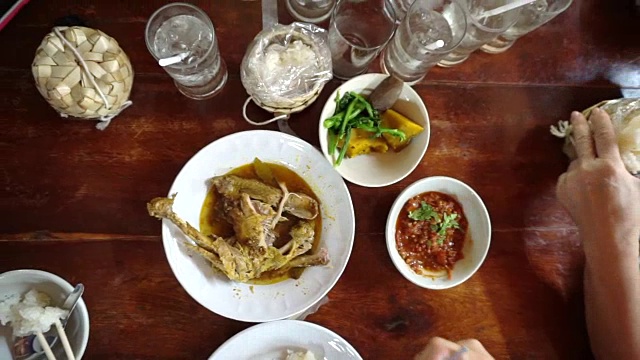 从手食的角度看各种传统泰国菜。糯米，咖喱和糊POV视频素材