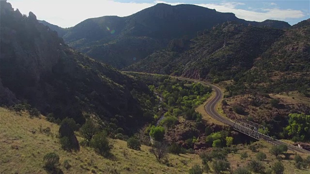 天线:蜿蜒的道路穿过美丽的山谷视频素材