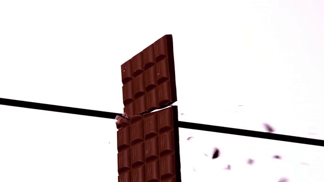 箭射穿巧克力棒视频素材