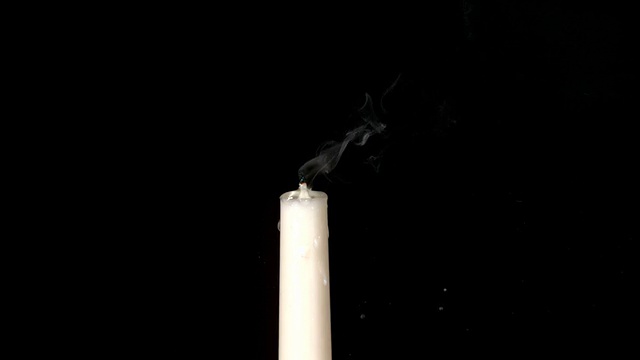 箭穿过白色的蜡烛视频素材