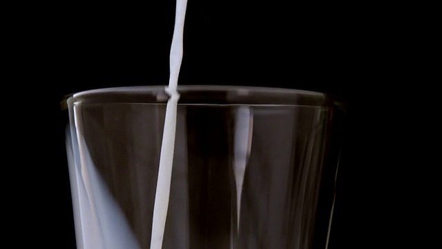 牛奶倒进玻璃杯里视频素材