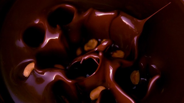 花生落在融化的巧克力里视频素材