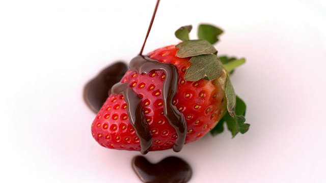 巧克力酱淋在草莓上视频素材