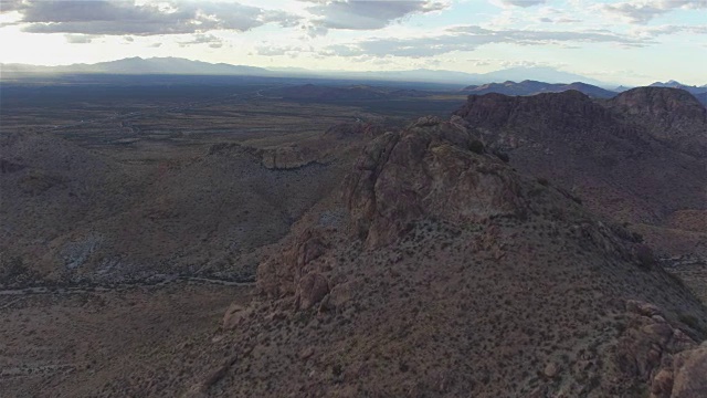 空中摄影:在沙漠中巨大的岩石山脊上飞行视频素材