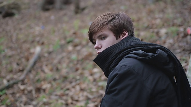 孤独的青少年情绪男有悲伤的想法，抑郁的情绪之后视频素材