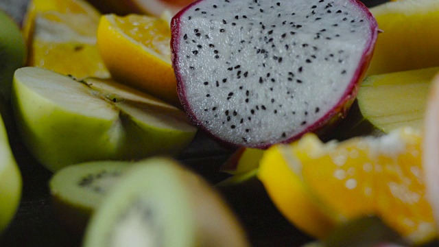 黑色背景上的异国热带水果幻灯片视频素材